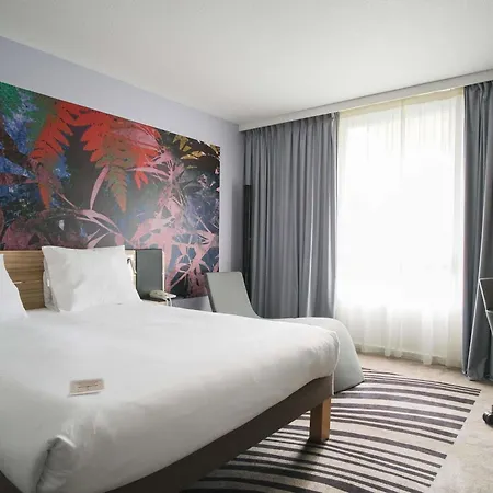 酒店 诺富特纳博讷南部a9 / A61酒店 4*